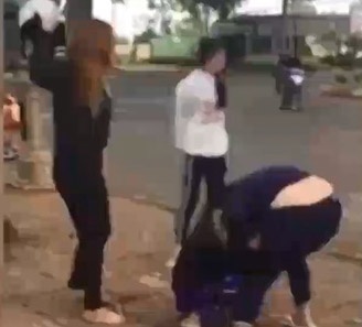 Hai nhóm nữ sinh đánh nhau ảnh 1 Hai nhom nu sinh danh nhau anh 1