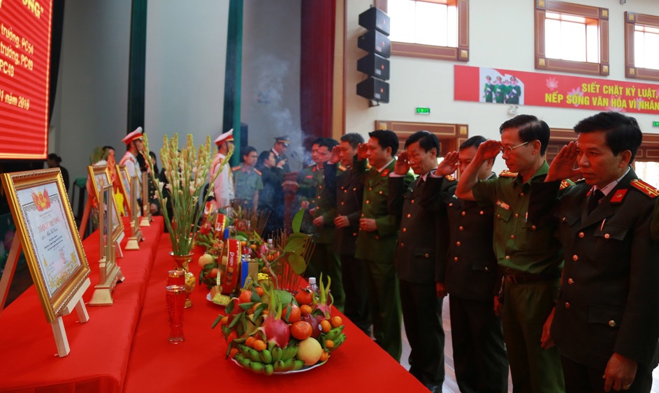 Cong nhan liet si cho 3 cong an hy sinh trong vu no kho vat chung hinh anh