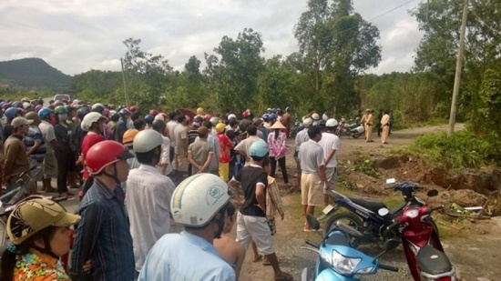 Hai thanh nien bi dien giat tu vong khi sua may bom hinh anh