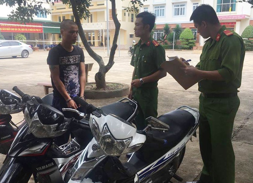 Bat nghi pham muon 15 xe may cua nguoi than mang di ban hinh anh