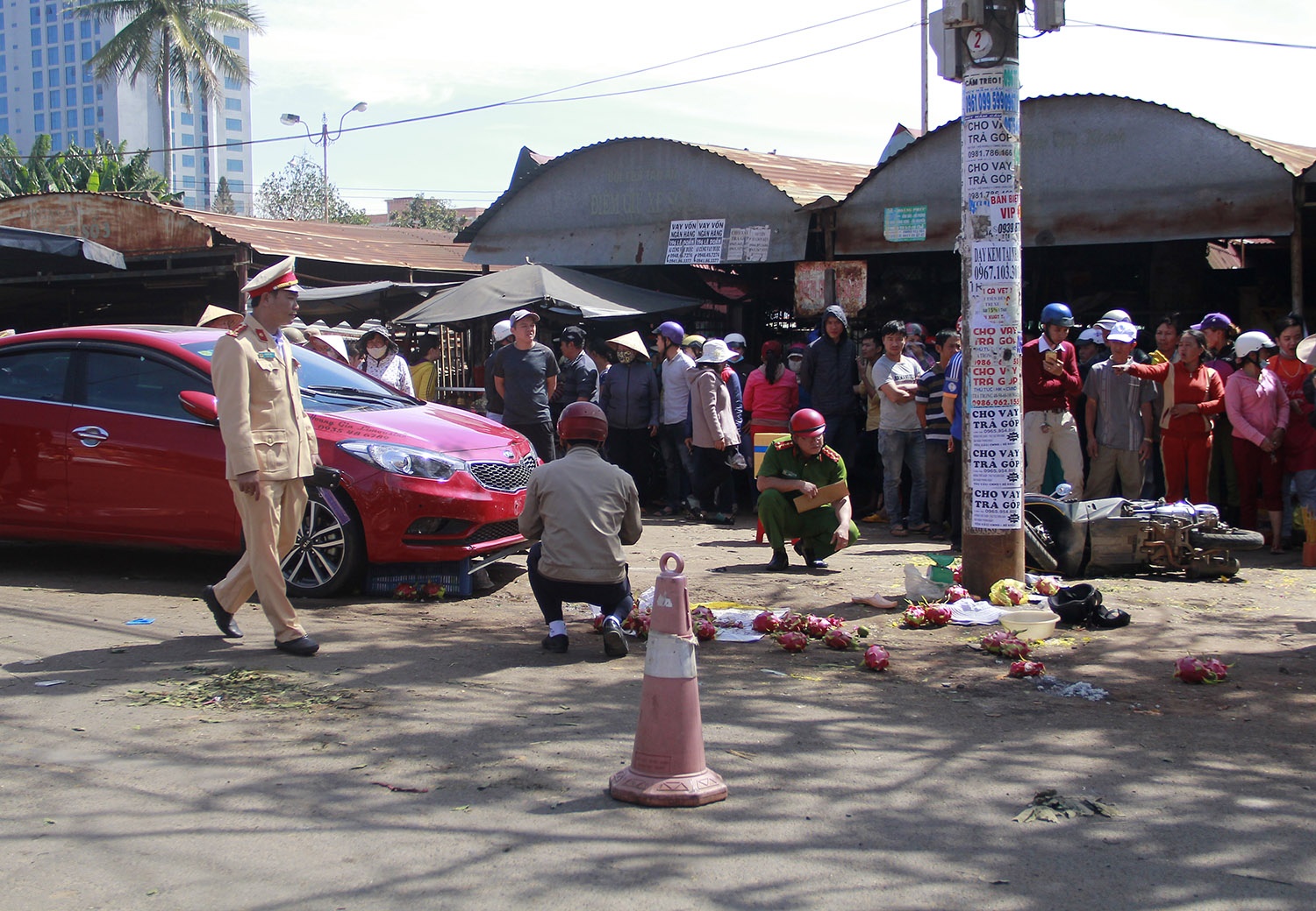 Mot phu nu bi oto tong tu vong hinh anh
