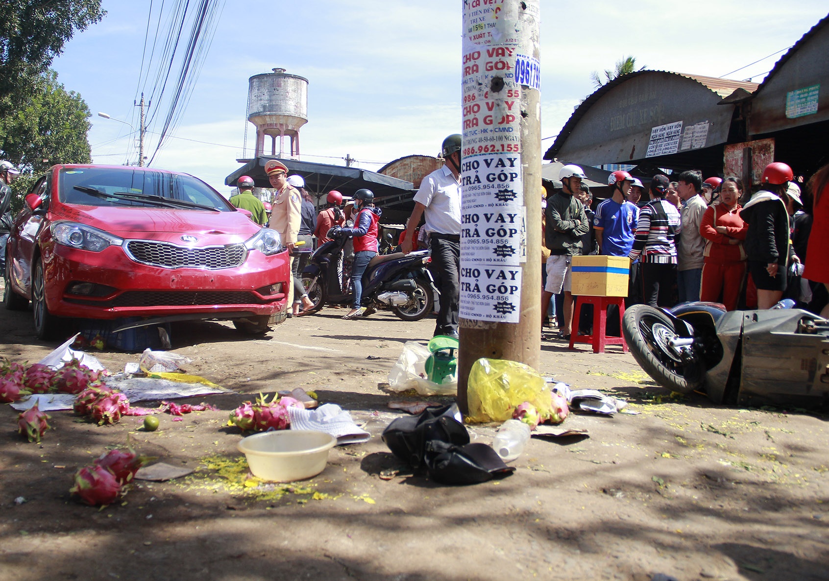 Co gai 9X lai oto lao vao cho, tong 1 nguoi chet hinh anh