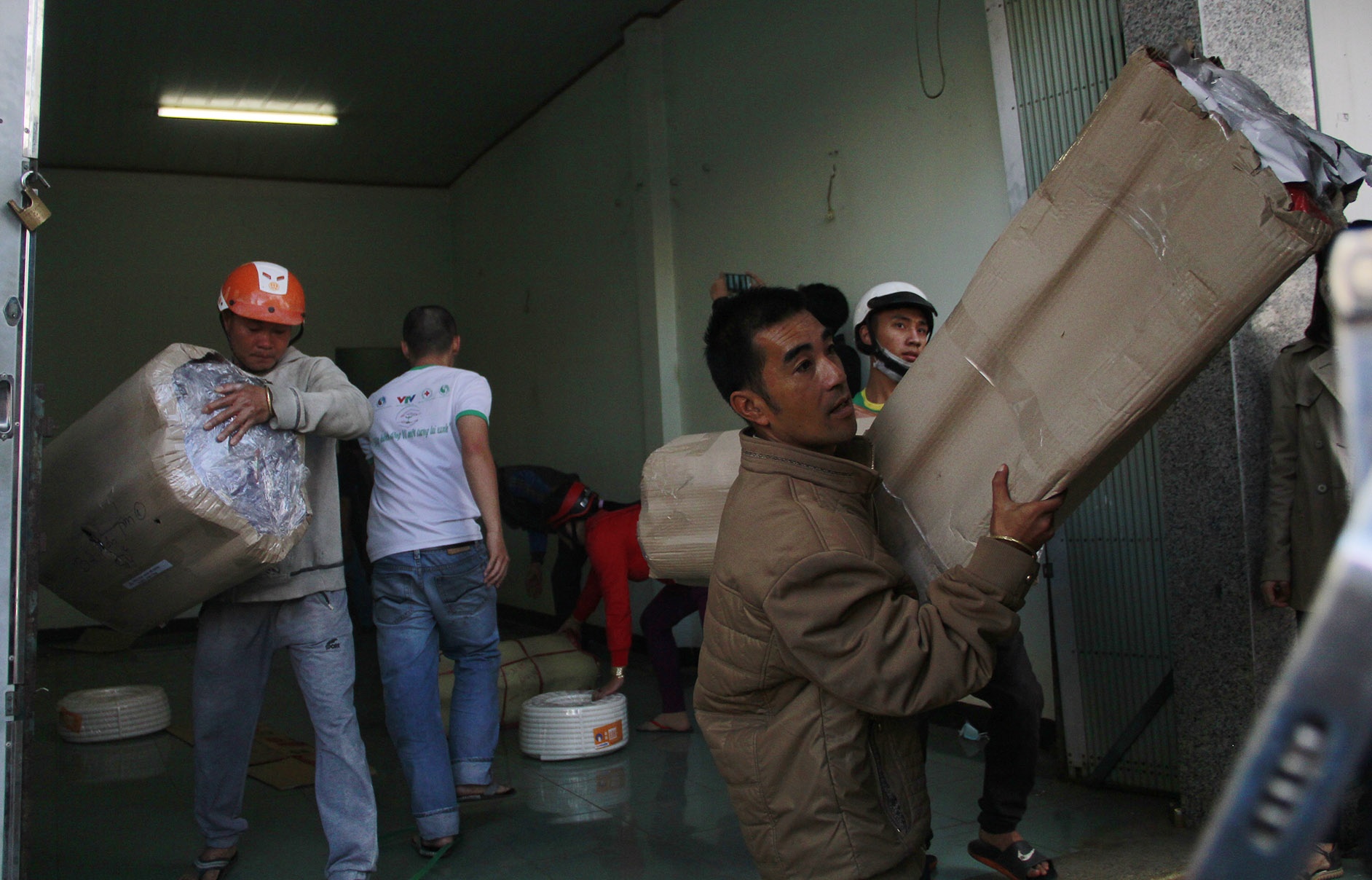 Nguoi dan don de ra duong khi nha ke ben chay hinh anh