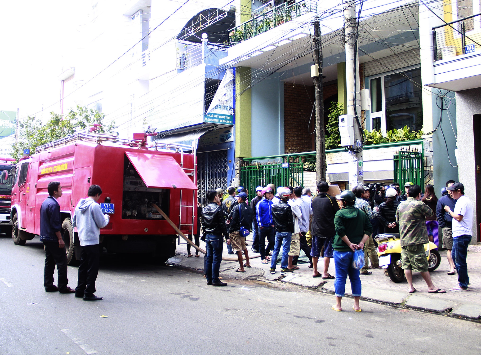 Nguoi dan don do dac ra duong khi nha ke ben boc chay hinh anh