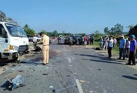 Oto doi dau xe tai, 2 nguoi tu vong hinh anh