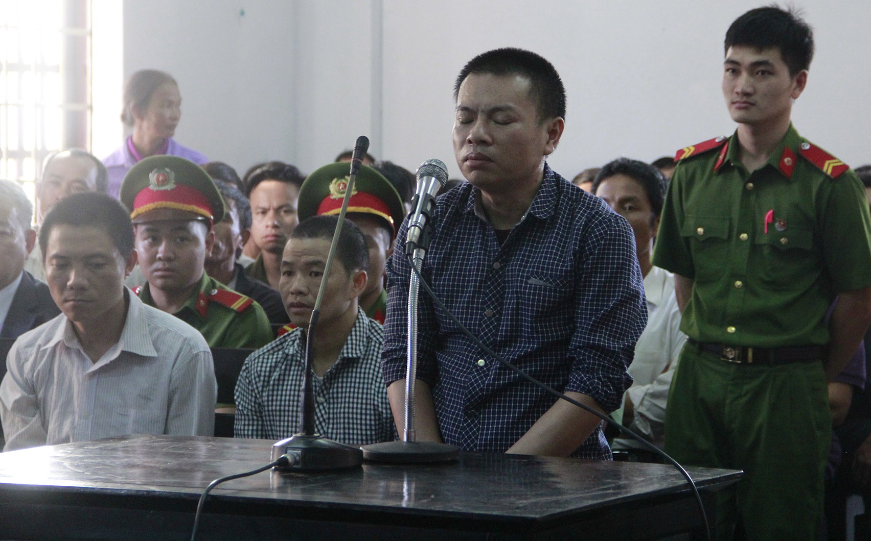 Dang Van Hien duoc gia dinh nan nhan xin mien toi chet hinh anh