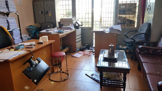 Cam dao, bua xong vao phong cong chung dap pha hinh anh