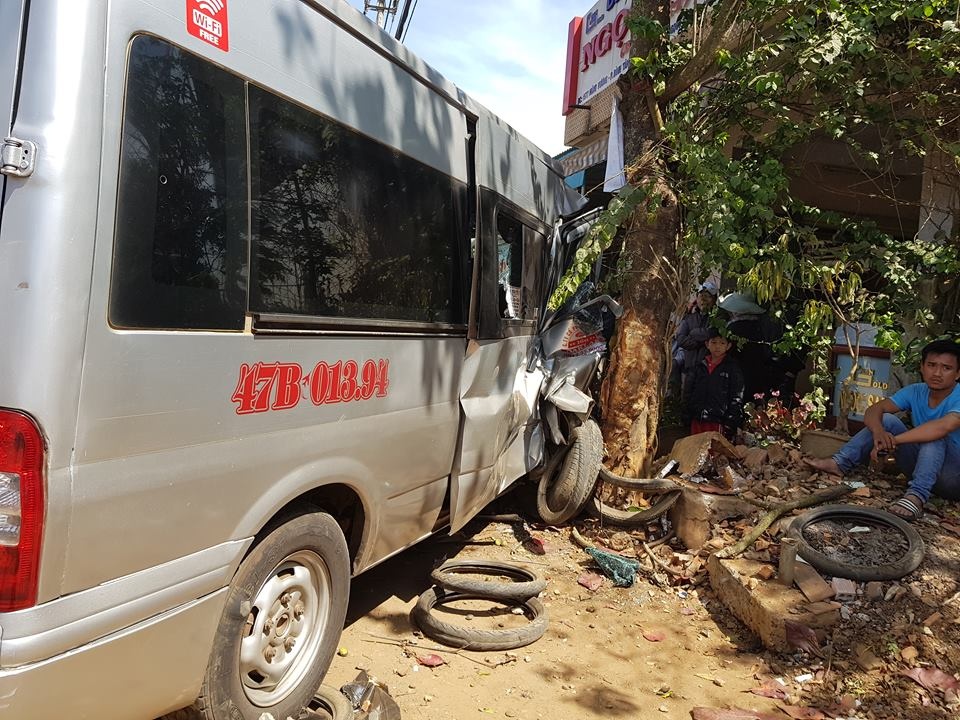 Tranh xe dap dien, oto khach tong 4 xe may roi lao vao nha dan hinh anh