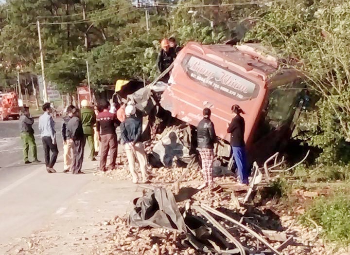 Oto khach tong xe tai lam mot nguoi chet, 4 bi thuong hinh anh