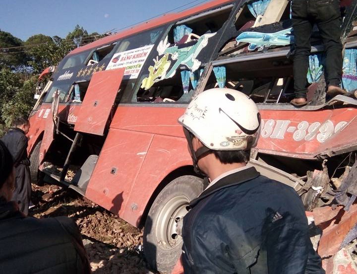 Oto va cham xe khach truot dai 50 m hinh anh