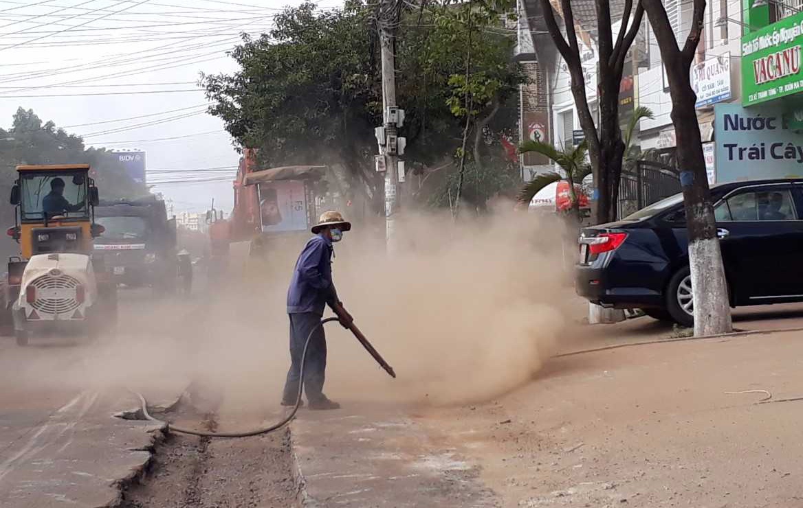 Xit bui mu mit vao nha dan truoc khi lap dat ong thoat nuoc hinh anh