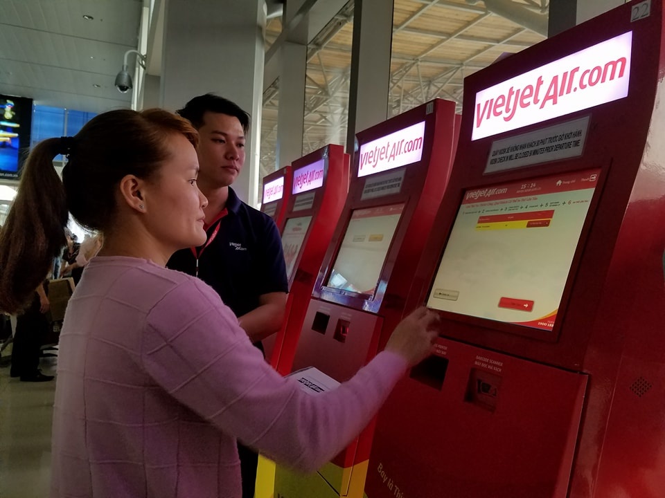 Hang bay lien tuc lui gio, hanh khach vat vo o Tan Son Nhat hinh anh