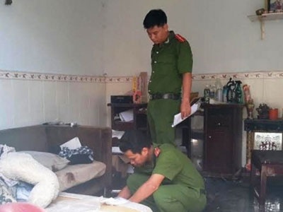 Nguoi phu nu mat tai san khi vao nha nghi xem bong da voi ban trai hinh anh