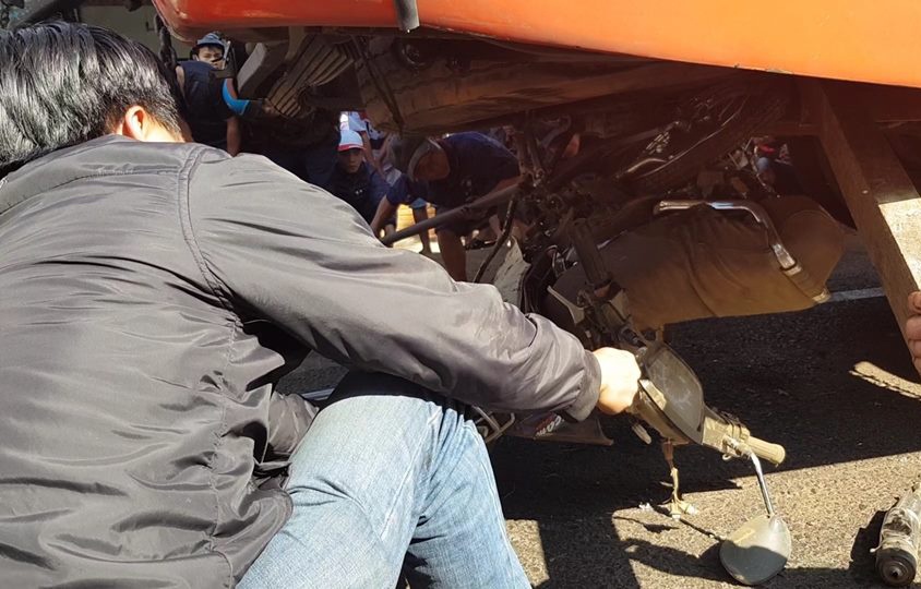 2 cha con dung ben le duong bi oto khach tong tu vong ngay 29 Tet hinh anh