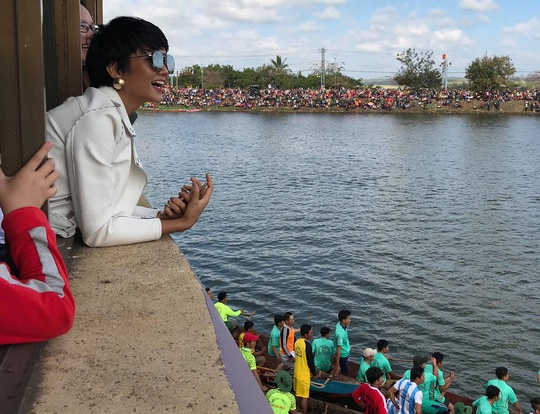 Hoa hau cung hang nghin nguoi co vu 600 van dong vien dua thuyen hinh anh