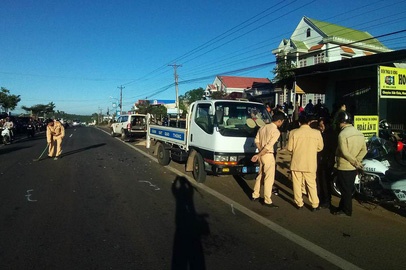 Phuot thu tong vao oto khach tu vong hinh anh