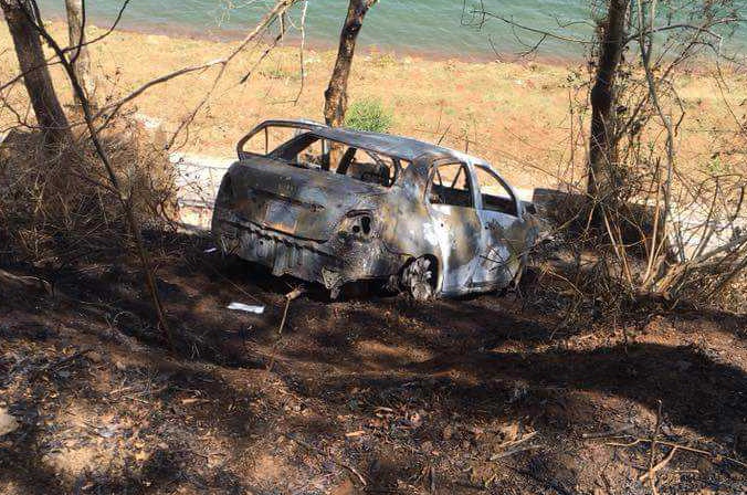 Cha tuoi xang tu tu cung con trong oto 4 cho do mau thuan gia dinh hinh anh