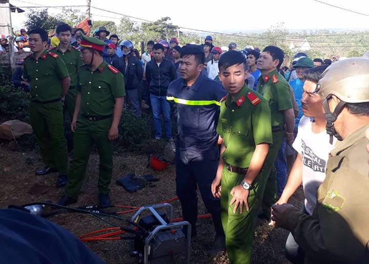 Vo chong khoa cua nhot hai con trong nha suot 1 tuan hinh anh