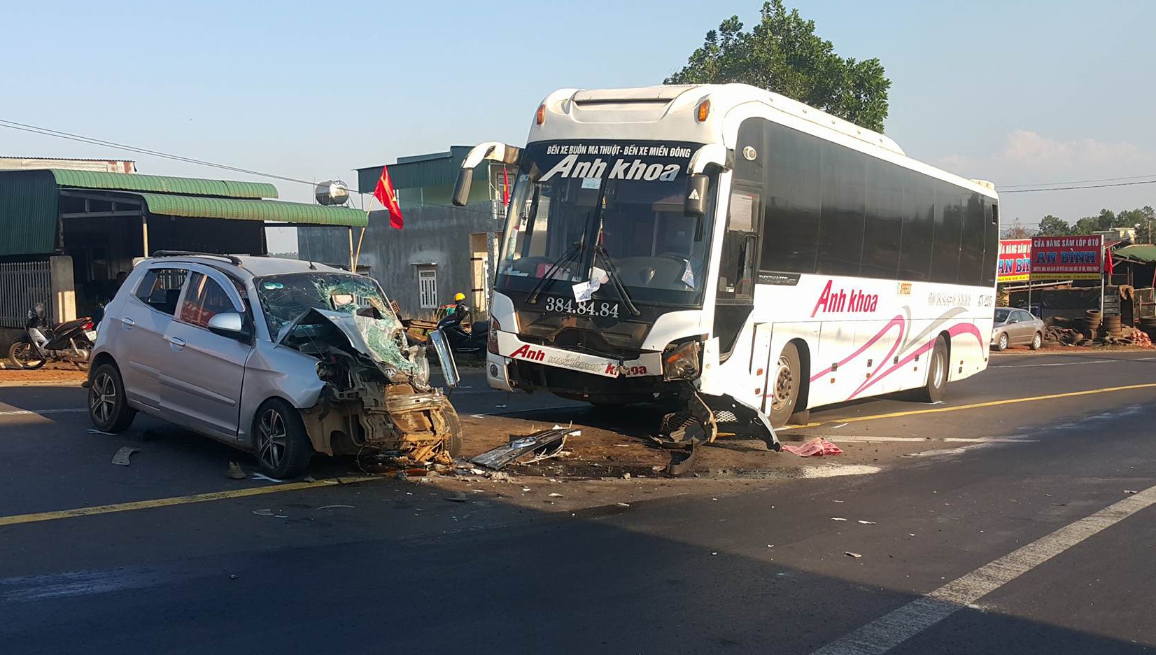 Ôtô con tông xe khách ảnh 1 Oto con tong xe khach anh 1