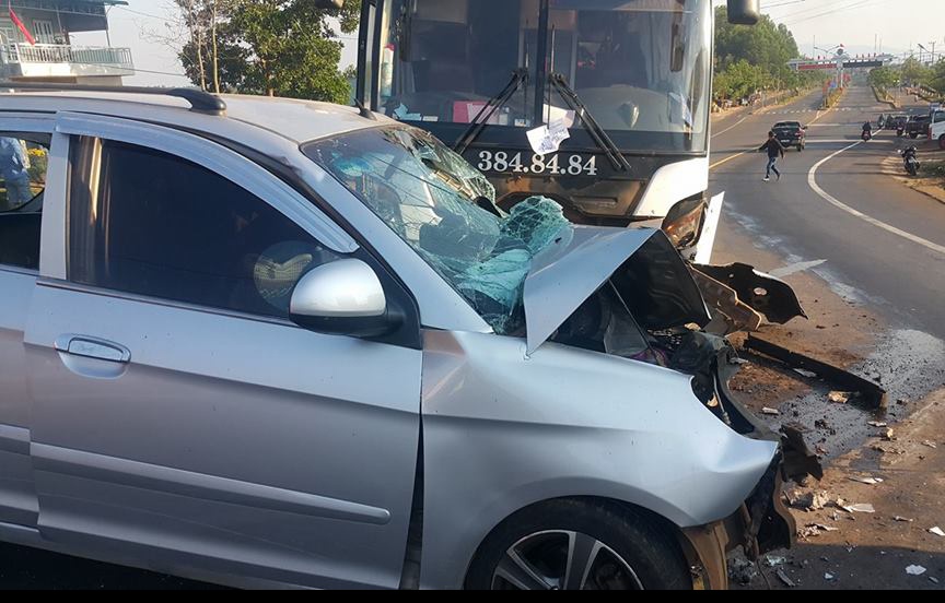 Oto con doi dau xe khach, 3 nguoi bi thuong hinh anh