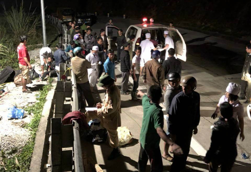 Lat xe khach tren deo Lo Xo anh 2