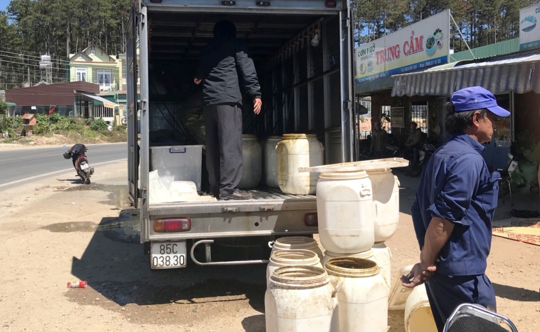 Hai nguoi thuong vong khi ngu trong xe tai hinh anh