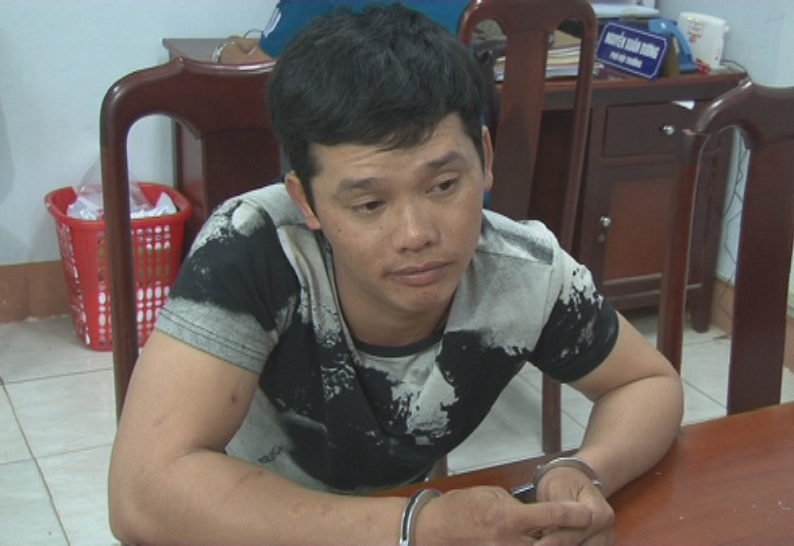Tam giu thanh nien pha xe canh sat hinh anh