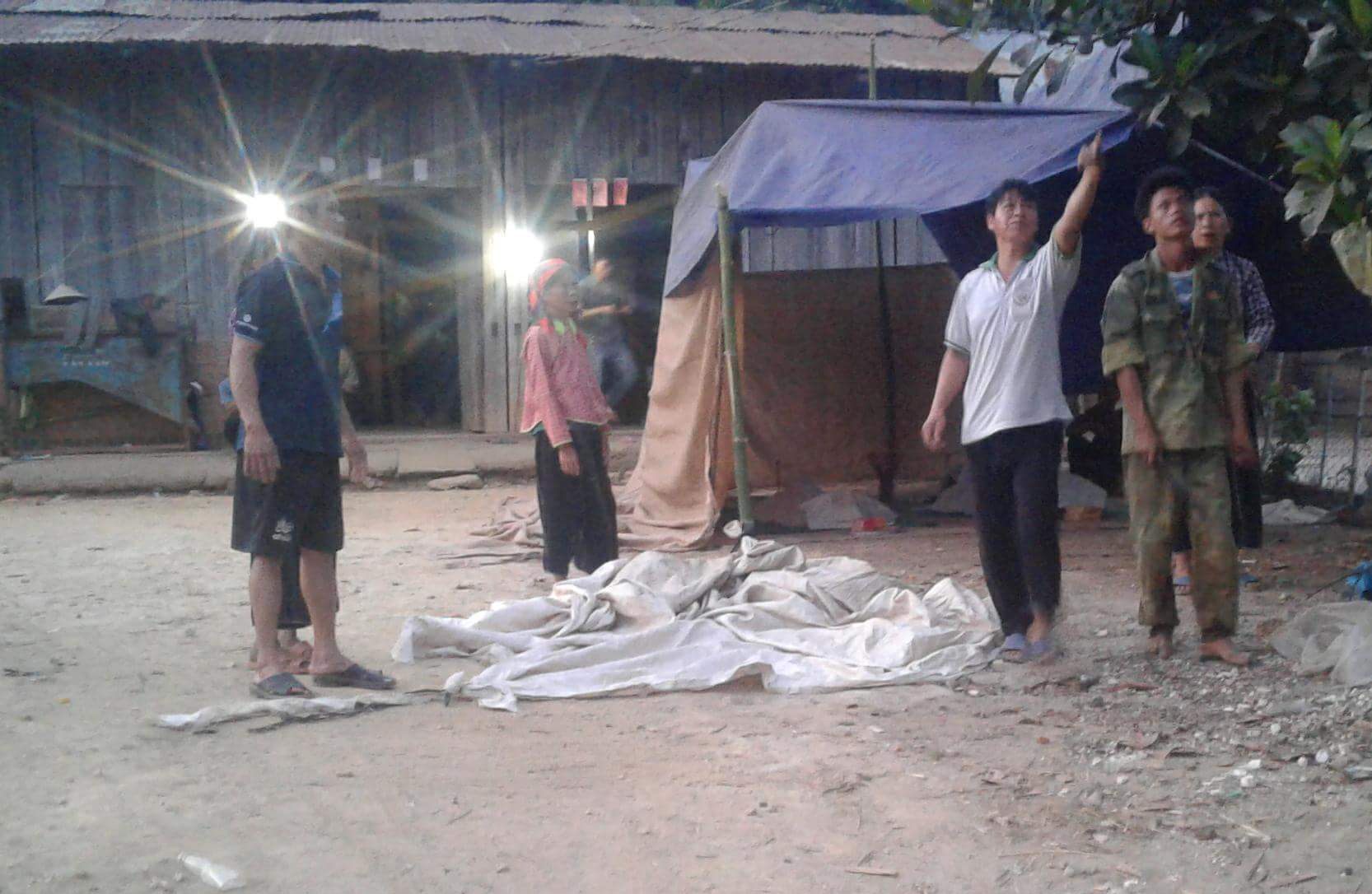 Hai anh em duoi nuoc duoi ho thuy loi hinh anh