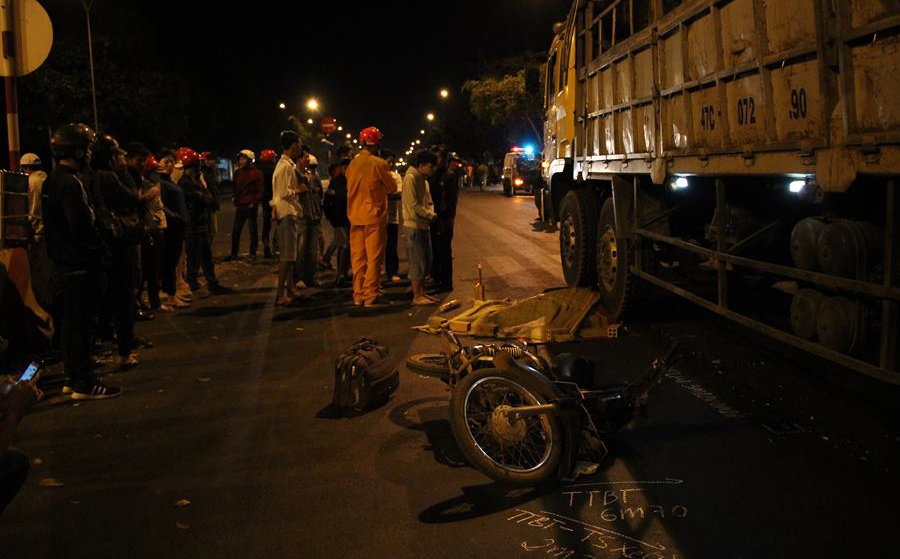 Nguoi dan ong nga xuong duong sau tai nan bi xe tai can tu vong hinh anh