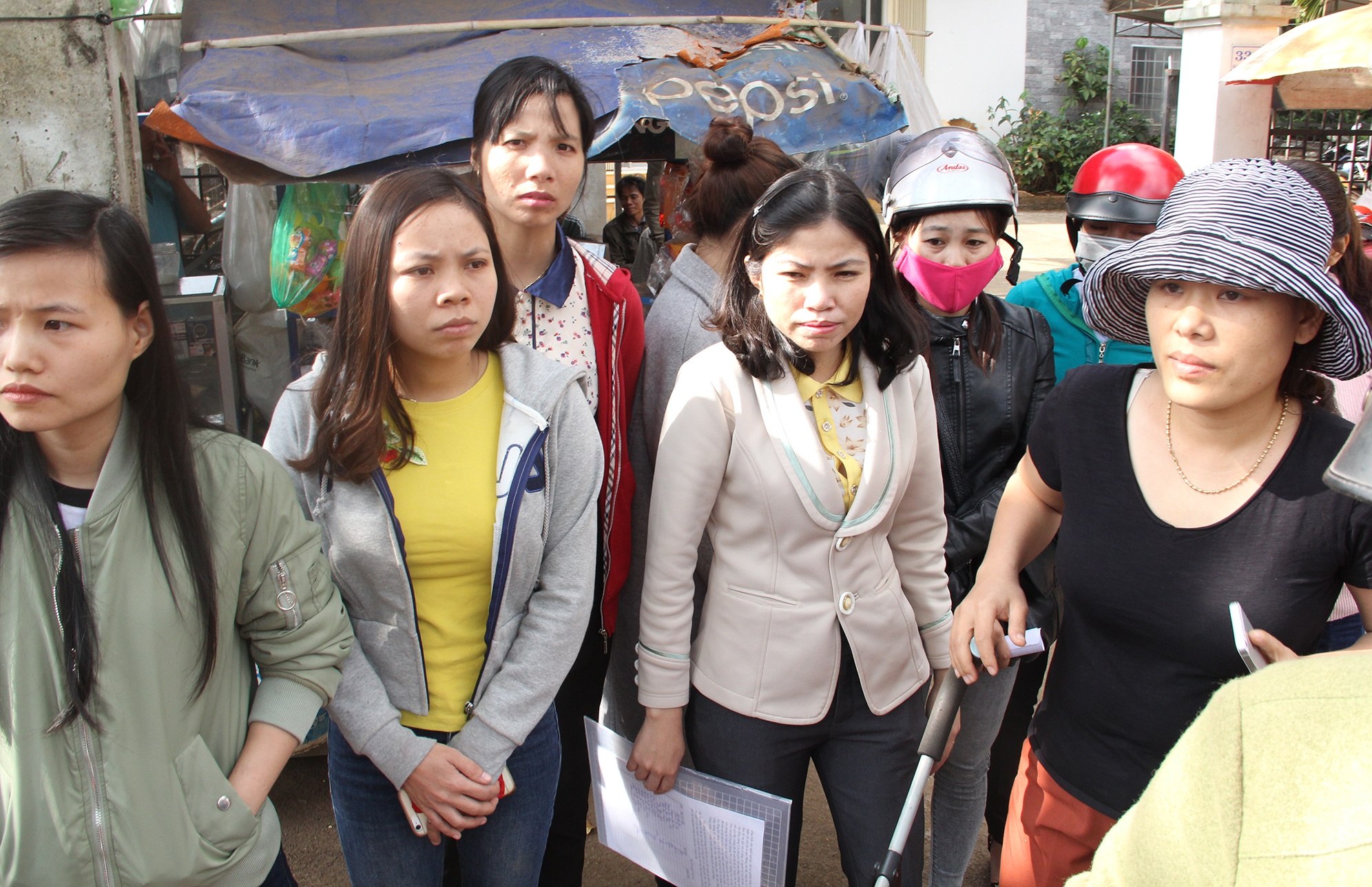 Hang tram giao vien bi cham dut hop dong o Dak Lak se lam gi de song? hinh anh