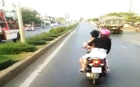 Thanh nien lang lach chan dau oto khach hinh anh