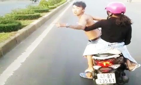 Xac dinh danh tinh thanh nien cho ban gai lang lach chan dau oto hinh anh