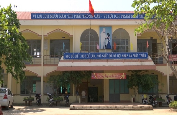 Hieu truong nhan 300 trieu dong de 'chay' viec? hinh anh