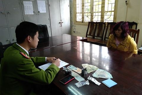 Lat mat nu quai bay trai la tren mang roi chuoc thuoc me hinh anh