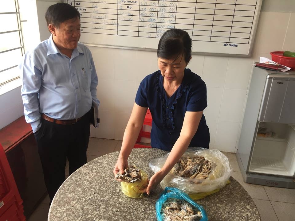 Thuc an cua hoc sinh noi tru bi phan anh co giun, hieu truong noi gi? hinh anh