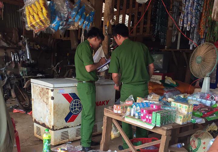 Chu tiem tap hoa nghi bi trom thoi mien lay tien hinh anh