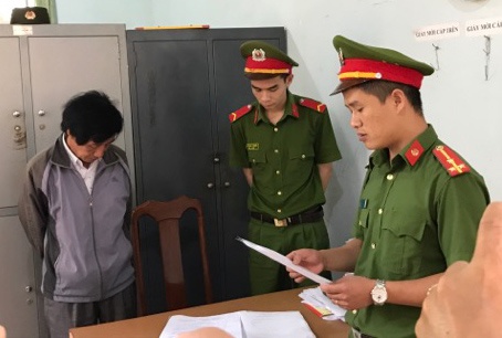 Bat hieu truong 'an chan' tien luong, nhan 300 trieu chay viec hinh anh