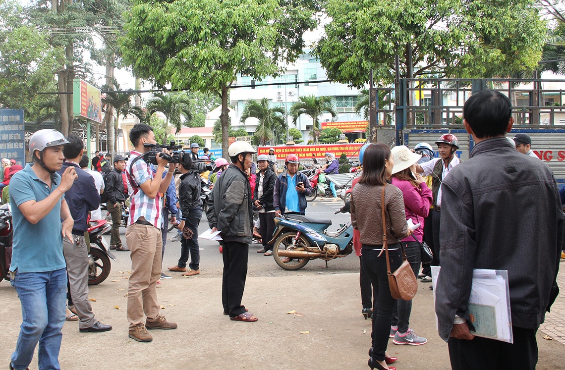 Hieu truong nhan tien chay viec anh 1