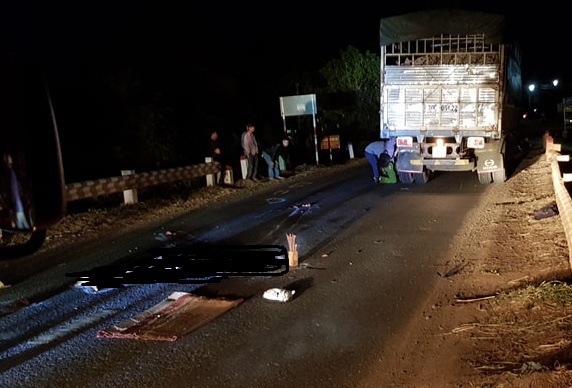 Va cham voi xe tai, thanh nien bi can qua nguoi tu vong hinh anh