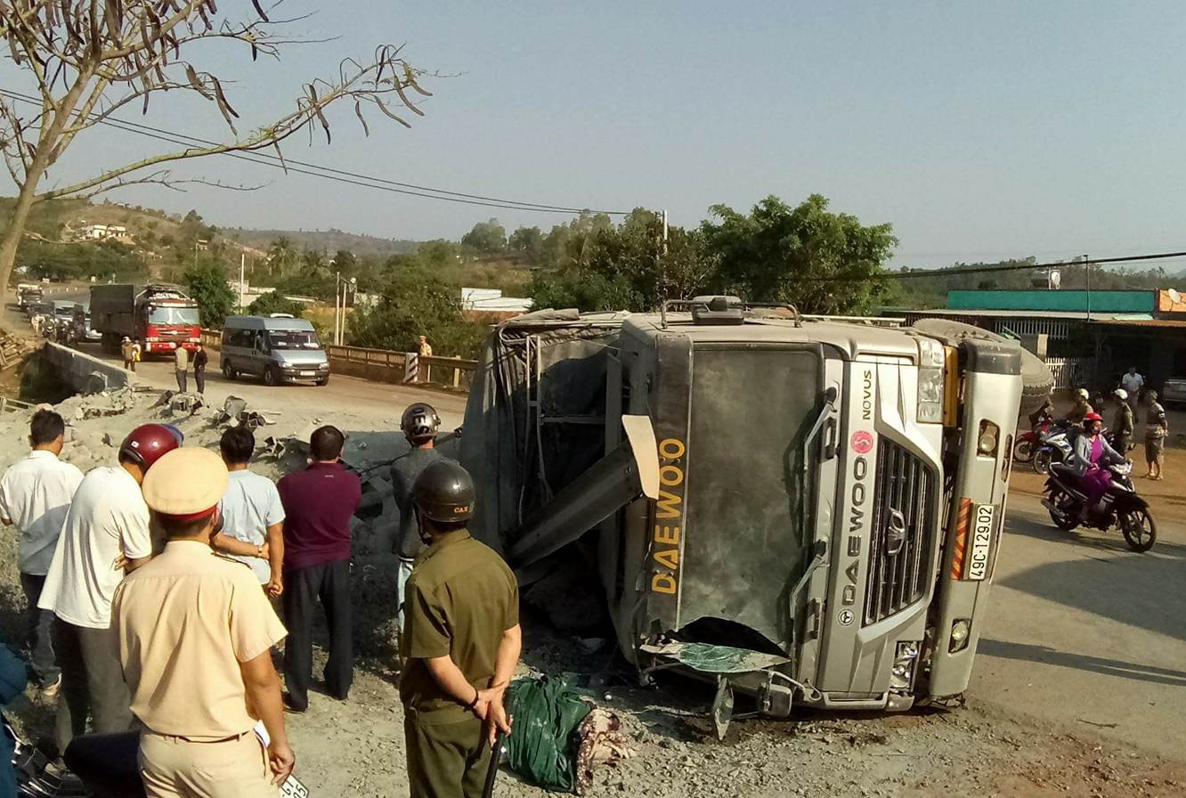 Xe tai cuon bay 70 m lan can roi lat ngang quoc lo hinh anh