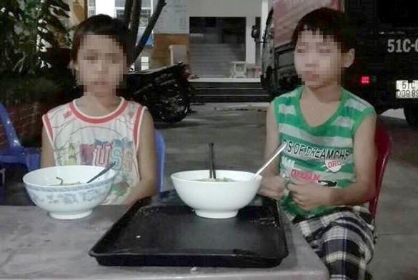 Hai trẻ em bị ép đi ăn xin ảnh 1 Hai tre em bi ep di an xin anh 1