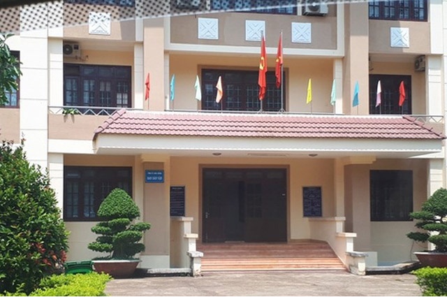 Mot tinh uy vien bi ky luat canh cao vi muon tien khong tra hinh anh