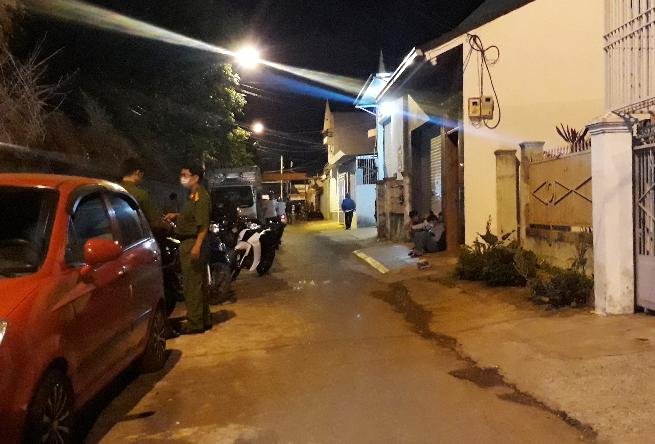 Canh sat dieu tra vu nguoi dan ong treo co tu tu o tang 2 hinh anh