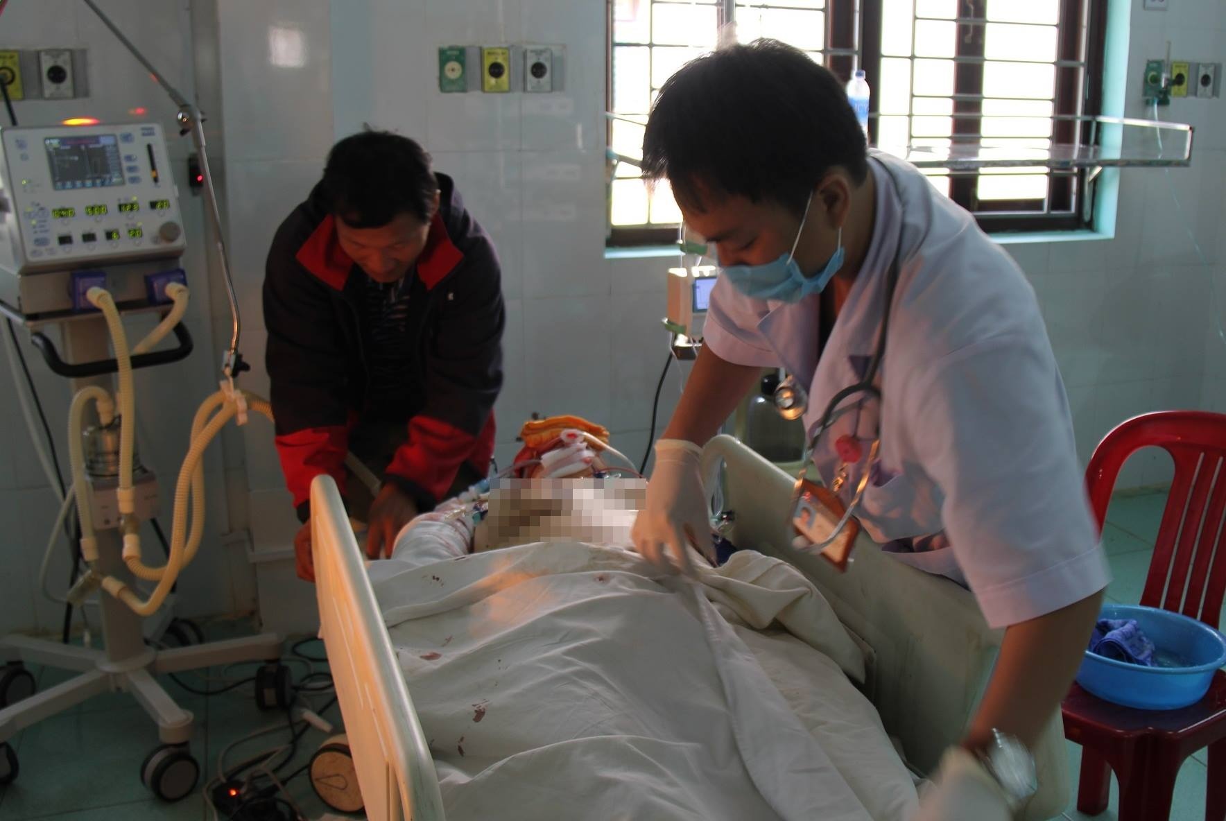 Xe cap cuu tong lien hoan, benh nhan va 2 nguoi thiet mang hinh anh