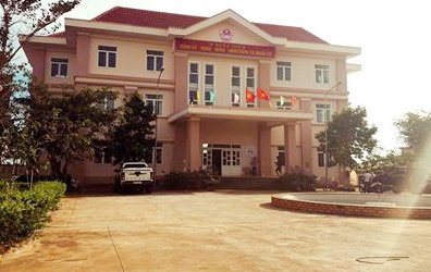 Bat truong cong an xa bi to nhan tien chay an hinh anh