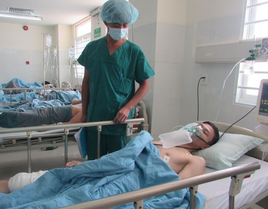 Hai nhom hen nhau hon chien, mot nguoi bi ban trong thuong hinh anh