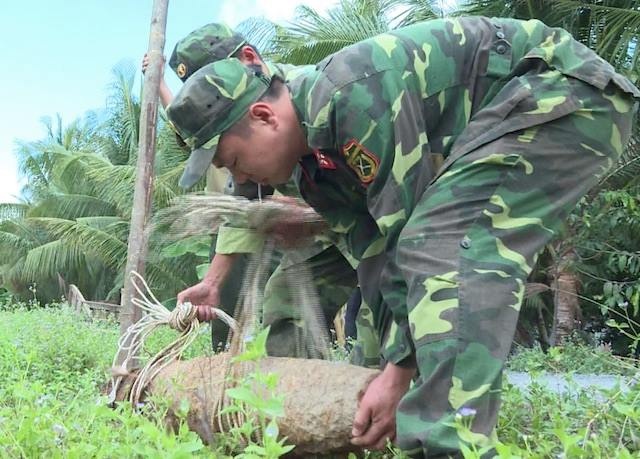 Phat hien bom va nhieu dan phao trong vuon dan hinh anh