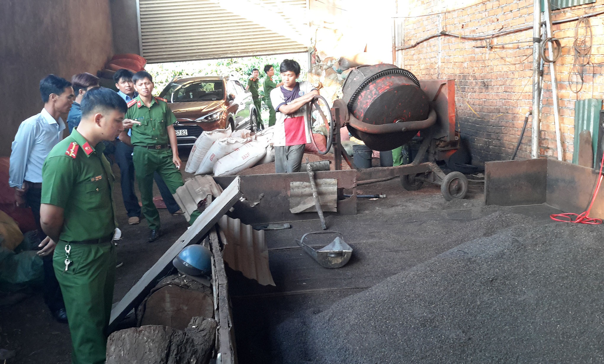 Canh sat da tam giu hon 20 tan ca phe tron loi pin hinh anh