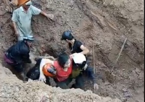 Gan tram nguoi dao dat cuu song doi vo chong bi vui sau 2 m hinh anh