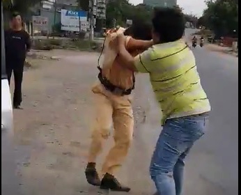 Canh sat giao thong bi nguoi vi pham danh toi tap hinh anh